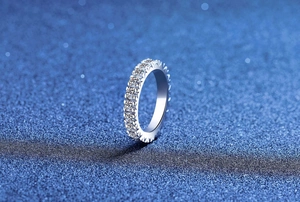 Détail macro de la bague éternité en argent S925 sertie de moissanites étincelantes