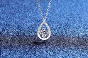 Vue macro du pendentif goutte en argent S925 avec moissanite brillante et pavé de diamants