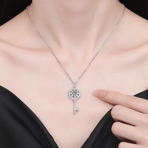 Collier en argent sterling S925 avec pendentif clé tournesol et pierre de moissanite bleue