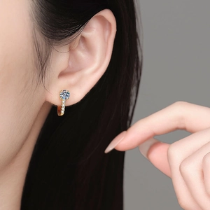 Boucles d'oreilles classiques en argent S925 doré et moissanite portées par un mannequin