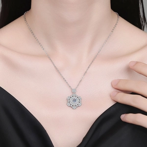 Lussuosa collana in argento 925 con pendente a girasole in moissanite indossata da una modella