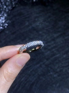 Vue macro d'un anneau en argent S925 avec pavage complet de moissanites et éclats brillants