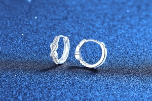 Gros plan sur des boucles d'oreilles infini en argent 925 avec pavé de moissanite