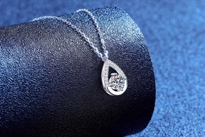 Vue macro du pendentif goutte en argent S925 avec moissanite ronde brillante et pavé