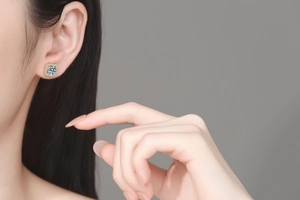 Gros plan d'une boucle d'oreille moissanite carrée de luxe portée sur le lobe de l'oreille