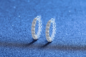 Détail macro de créoles en argent S925 avec incrustation de moissanite scintillante