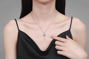 Modella che indossa una collana a chiave in argento S925 con stella in moissanite