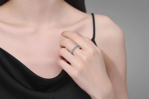 Gros plan sur une bague d'éternité élégante en argent 925 avec pavé de moissanite pure