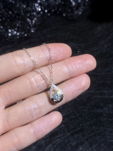 Vue détaillée du collier pendentif goutte avec moissanite étincelante taille ronde