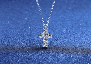 Makroansicht von 925 Sterling Silber Kreuzanhänger mit funkelnden Moissanit Steinen