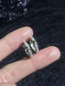 Vue détaillée des boucles d'oreilles nœud infini en argent serties de moissanites