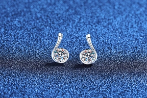 Macro shot of S925 silver musical note earrings featuring brilliant moissanite stones
