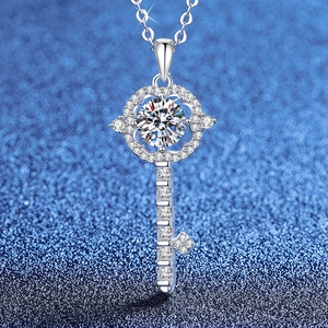 Collier Pendentif Clé en Argent Sterling S925 Moissanite Clé du Crépuscule Forme de Clé de Couronne avec Strass Étincelants pour Femme Bijoux