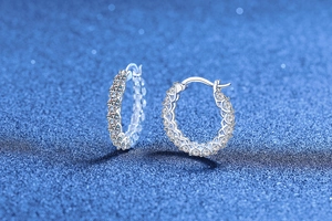 Gros plan détaillé des boucles d'oreilles créoles en argent S925 avec moissanite ronde