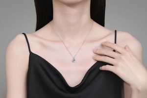 Gros plan du pendentif goutte d'eau en argent S925 avec pierre bleue sur un mannequin