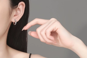Détail des boucles d'oreilles en argent S925 torsadées avec pavé de moissanite