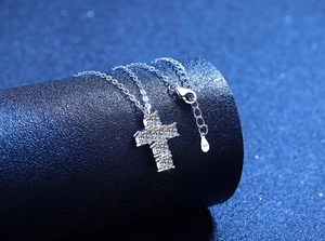 Nahaufnahme von S925 Sterling Silber Kreuzanhänger mit glänzenden Moissanit Steinen