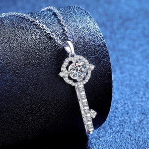 Collier pendentif clé en argent S925 avec moissanite de 1 carat et pavé de pierres brillantes