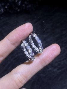 Vue rapprochée des boucles d'oreilles en argent S925 avec pavage complet de moissanite