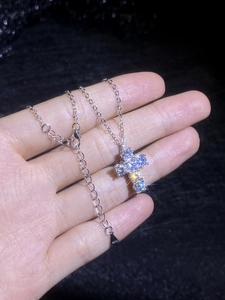 Makroaufnahme des S925 Sterling Silber Kreuzanhängers mit funkelnden Moissanit-Steinen