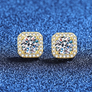 Boucles d'oreilles halo en moissanite dorée avec cadre carré et pierres rondes centrales