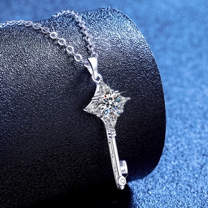 Elegante collana con ciondolo a chiave a stella a quattro punte in argento S925 e moissanite