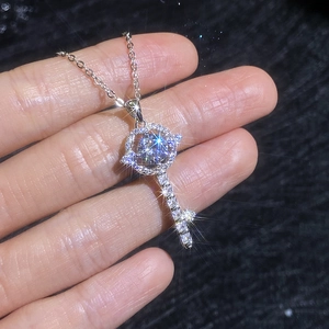Pendentif clé crépuscule en argent S925 avec moissanite de 1 carat sur chaîne fine
