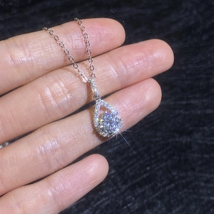 Elegante tropfenförmige Halskette mit funkelndem Moissanit und Halo-Steinen aus Silber