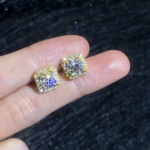 Boucles d'oreilles clous en moissanite avec halo carré en or jaune et pierres micro-pavées