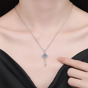 Collana chiave a stella in argento S925 con moissanite da 1 carato su modella