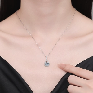 Elegante Halskette mit birnenförmigem Moissanit-Anhänger in Silber an einem Model