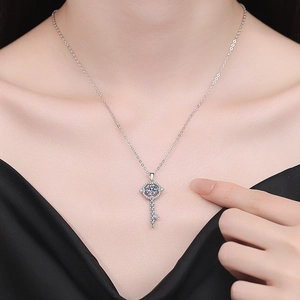 Collier pendentif clé Twilight en argent sterling S925 avec une moissanite de 1 carat