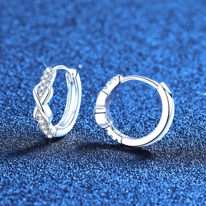 Boucles d'oreilles créoles infini en argent 925 et moissanite sur fond bleu foncé