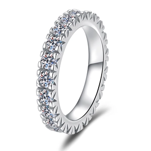 Bague éternité en argent 925 sterling avec pierres de moissanite et sertissage pavé classique