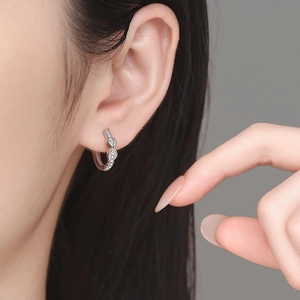 Élégantes boucles d'oreilles créoles torsadées infini en argent s925 avec moissanite pavée