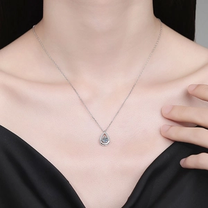 Collier en argent sterling S925 avec pendentif goutte en moissanite sur un mannequin