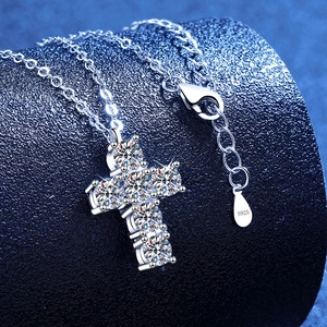 Funkelnde S925 Sterling Silber Kreuzkette mit rundgeschliffenen Moissanit-Steinen