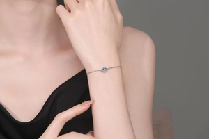 Detailed view of an adjustable minimalist four-claw bracelet featuring a moissanite stone