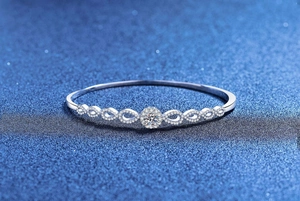 Vista macro del bracciale in argento S925 con una moissanite rotonda e brillante