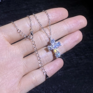 Elegante Halskette mit Kreuzanhänger aus S925 Sterlingsilber und Moissanit-Besatz