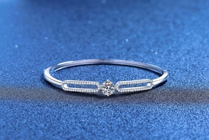Détail macro du bracelet jonc en argent S925 avec moissanite et serti à six griffes