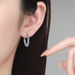 Créoles classiques en argent S925 ornées de pierres moissanites bleu clair portées