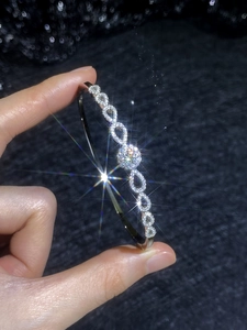 Dettaglio del bracciale in argento S925 con maglie a infinito e pietra moissanite