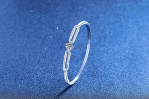 Gros plan d'un bracelet en argent S925 avec pierre centrale en moissanite et pavage