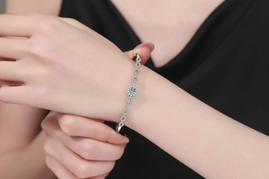 Dettaglio del bracciale infinity in argento S925 con girasole in moissanite scintillante