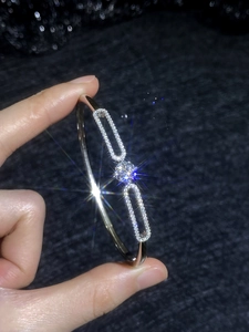 Détail macro du bracelet en argent S925 avec moissanite et pierres brillantes