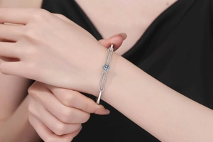 Vue détaillée du bracelet en argent S925 avec moissanite et motif géométrique pavé au poignet