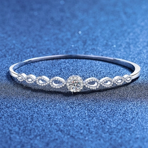 Elegante bracciale in argento S925 con design infinito e pietra moissanite centrale
