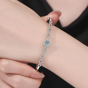 Bracciale infinito in argento S925 con moissanite rotonda indossato sul polso elegante
