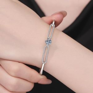 Bracelet jonc en argent S925 avec moissanite ronde et détails ajourés sur le poignet